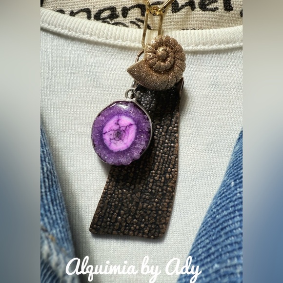 Purple solar quartz medallion and Gold Pendant Necklace - Picture 4 of 4